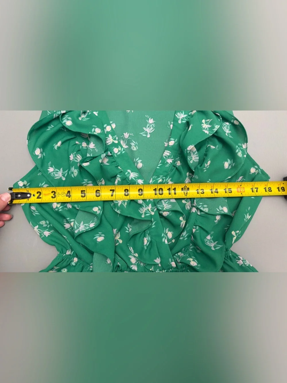 WAYF Floral Ruffle Sleeveless Blouse Green White Peplum Top Women’s Size S - Picture 11 of 12